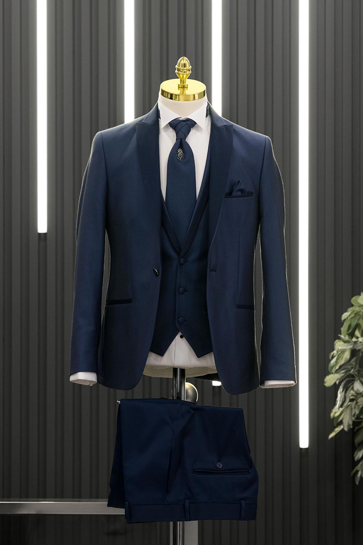 Regular Fit Armürlü Sivri Çıkmalı Yaka Yelekli Flarlı Smokin Takım Elbise