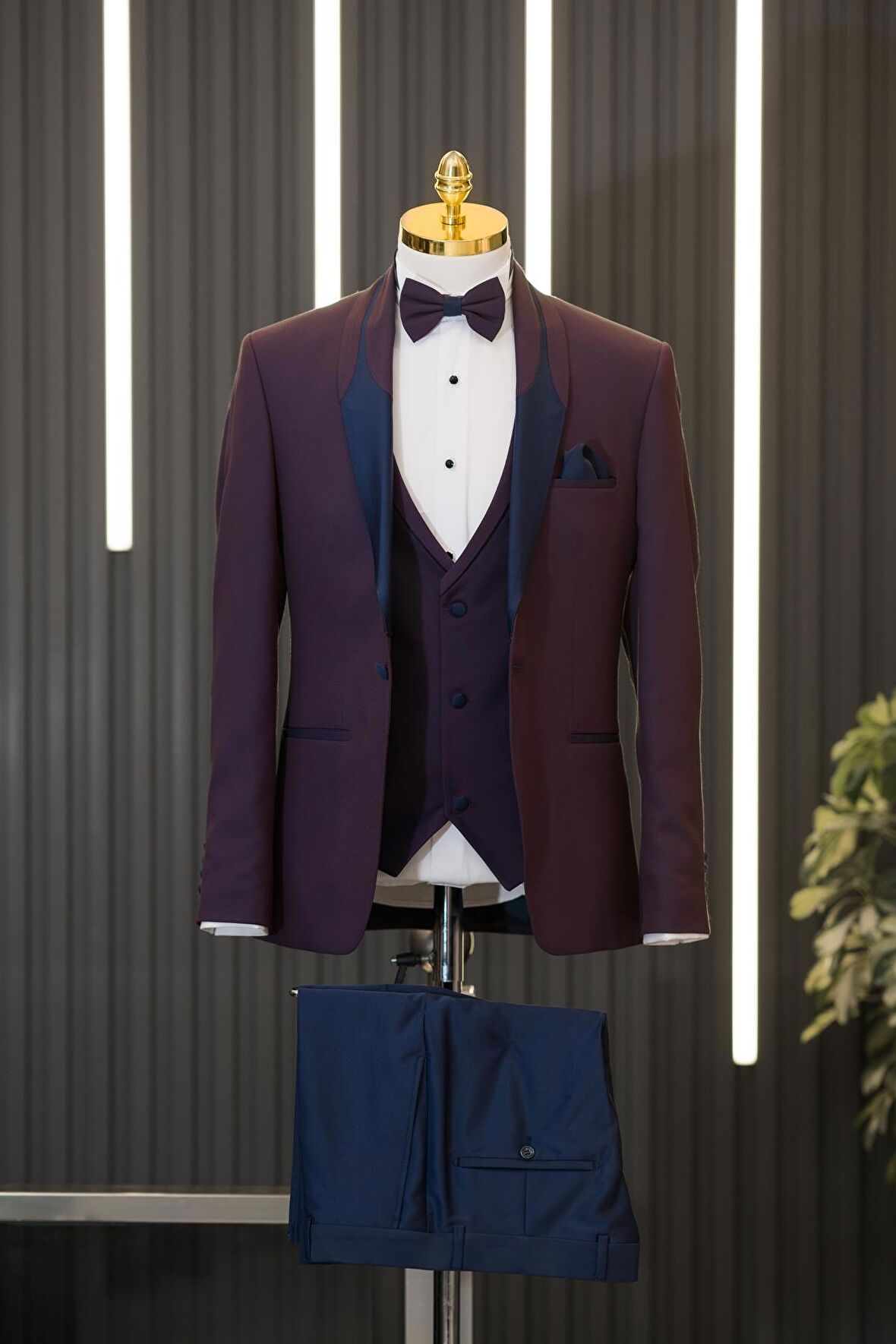 Regular Fit Armürlü Şal Yaka (Yaka Çıkmalı) Yelekli Papyonlu Smokin Takım Elbise