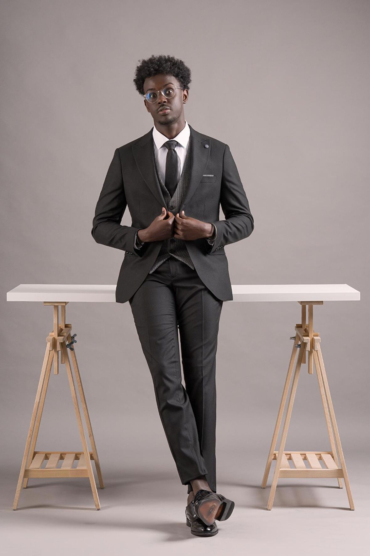 Carutte Slimfit Sivri Yaka Çift Pileli Dokulu Kumaş Yelek Kombinli Takım Elbise