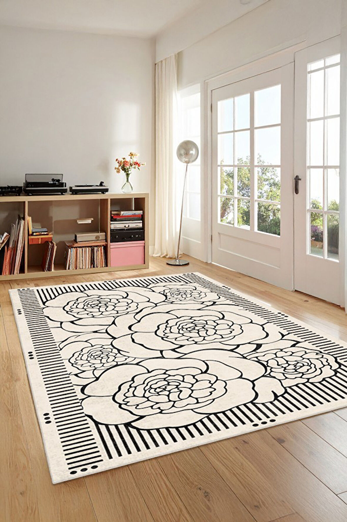 Zeminde Çizgisel Bahar Siyah Beyaz Çiçekli Kaymaz Taban Halı