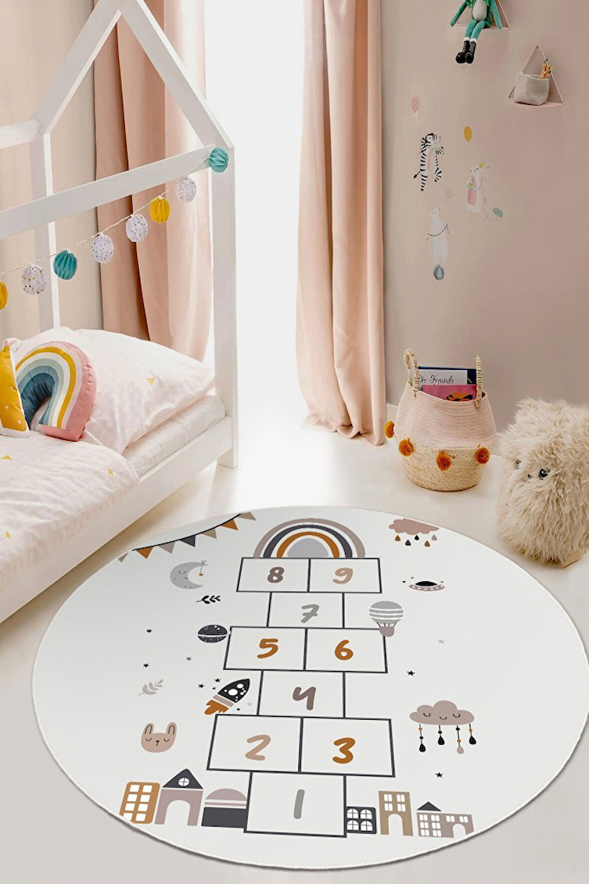 Ayda Oyun Var: Seksek Desenli Eğlenceli Yuvarlak Çocuk Halısı - Kaymaz Taban