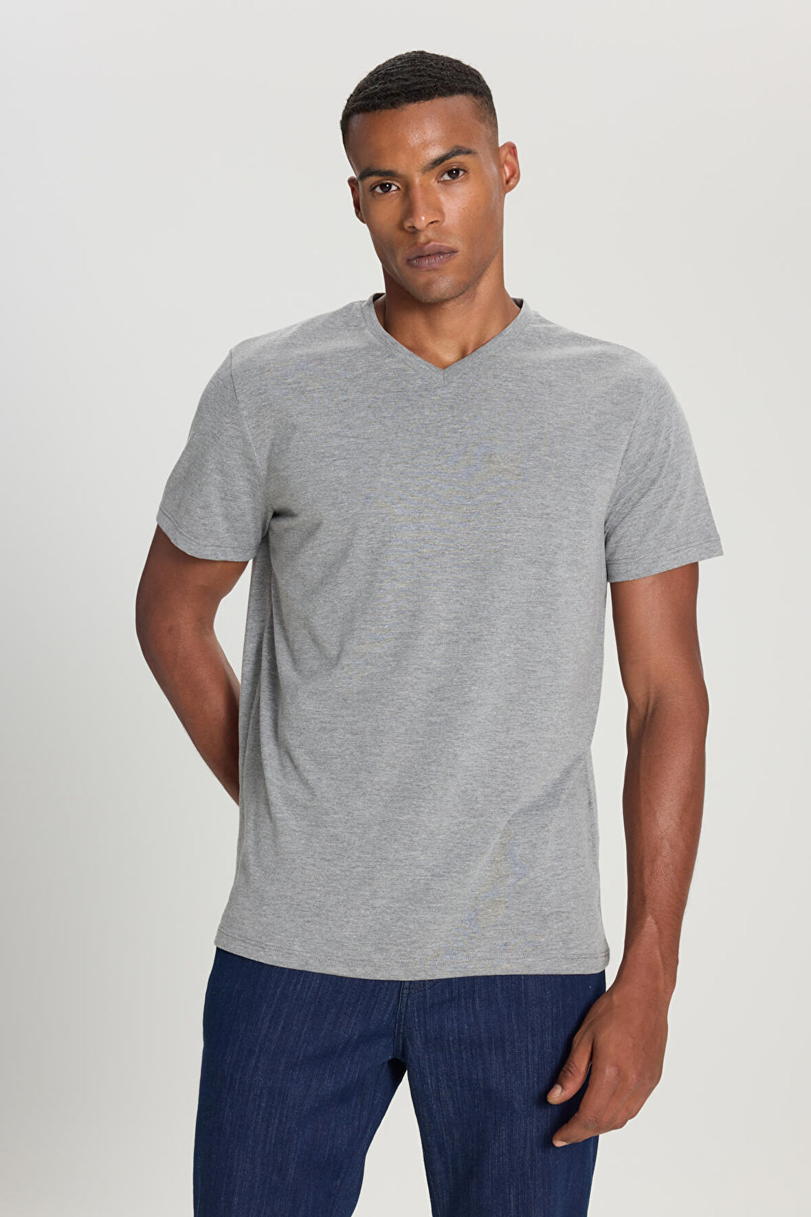 Erkek Koyu Grı Melanj Pamuklu Slim Fit Dar Kesim V Yaka Kısa Kollu Tişört