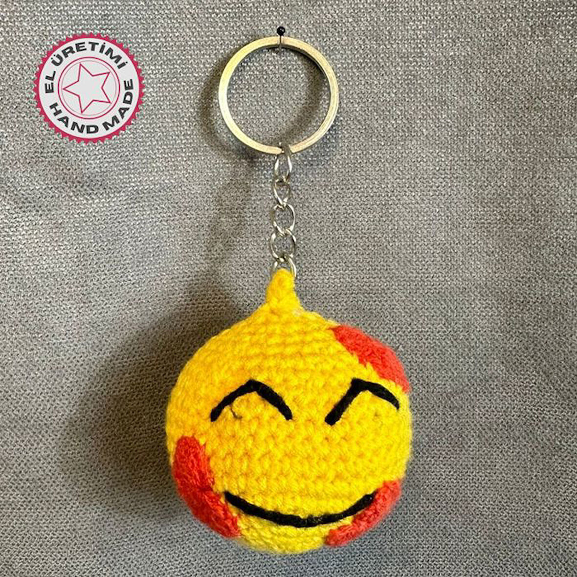Uretti - Tuğba 9352 4148 El Yapımı Örgü Kalplerle Gülen Yüz Emoji Model Anahtarlık