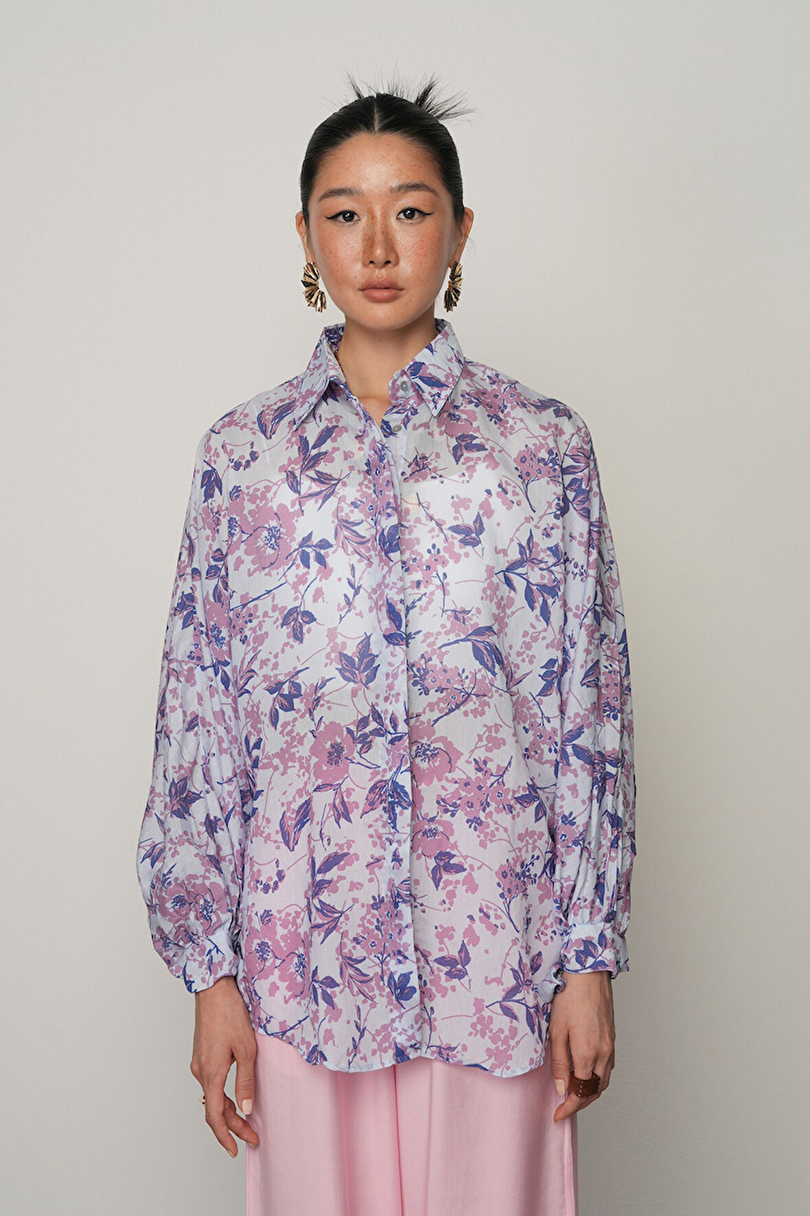 KADIN KOLLARI BAĞLAMALI MAVİ RENK ÇİÇEK DESENLİ OVERSİZE GÖMLEK