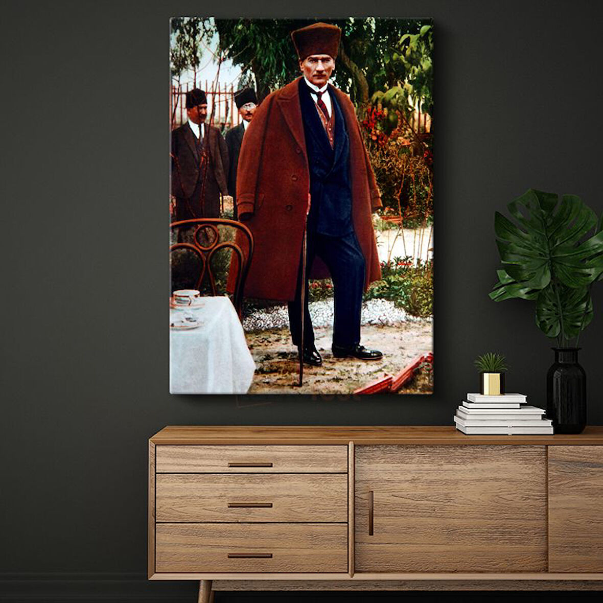 Kahverengi Paltolu Atatürk - Bahçede Bastonlu Kanvas Tablo