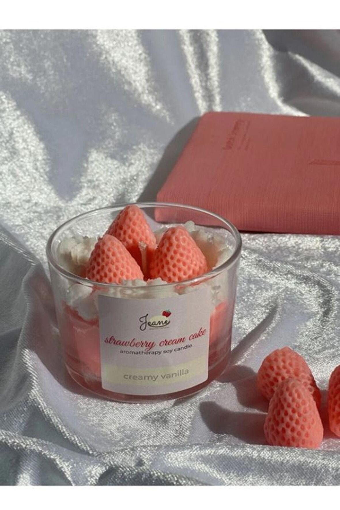 Strawberry Kırmızı Vanilya Kokulu Hediyelik Aromaterapi Mum Sevgiliye Tütsü Arınma Akış