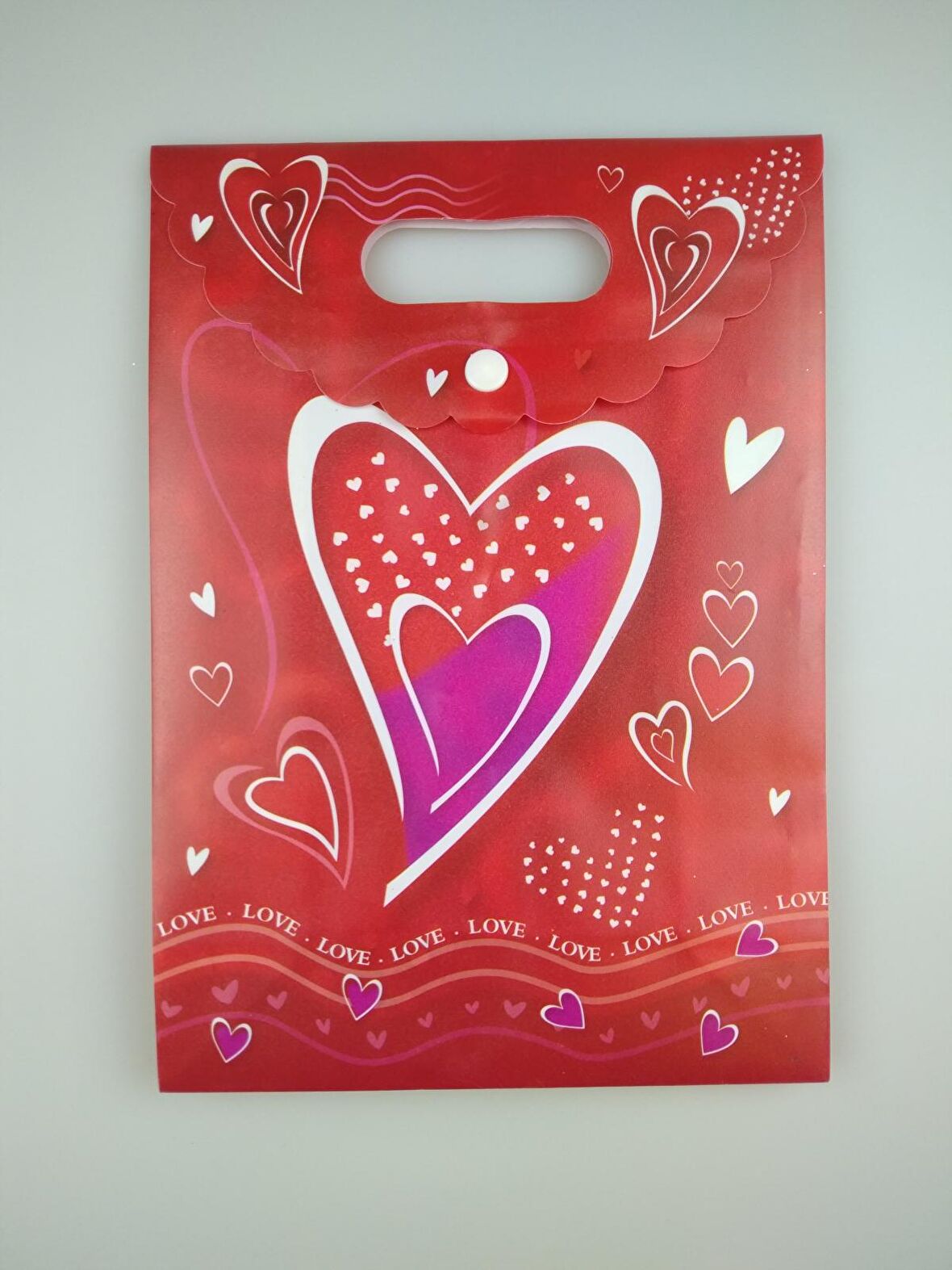 HEDİYE ÇANTASI PLASTİK KALPLİ ÇIT ÇITLI 19CM X 27CM