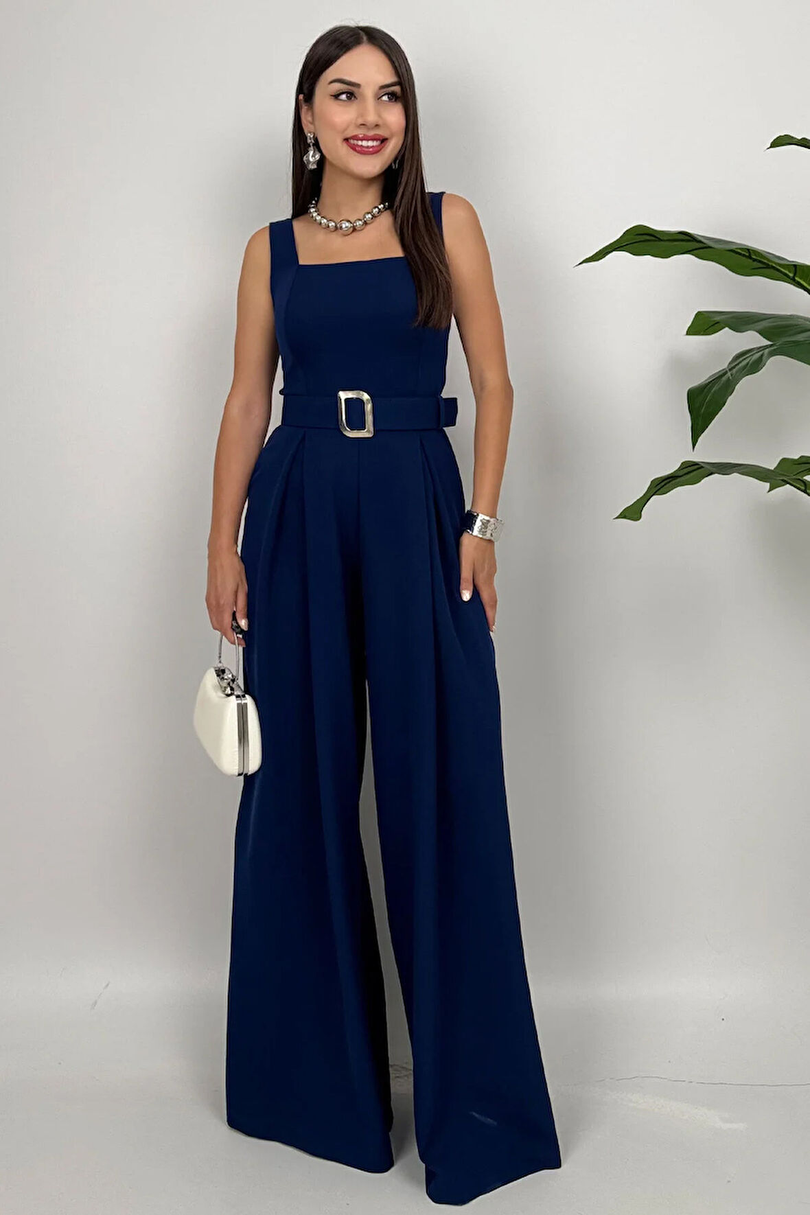 Noir Flow Kadın Lacivert Kemerli Askılı Bol Paça Tulum – Zarif Şıklık