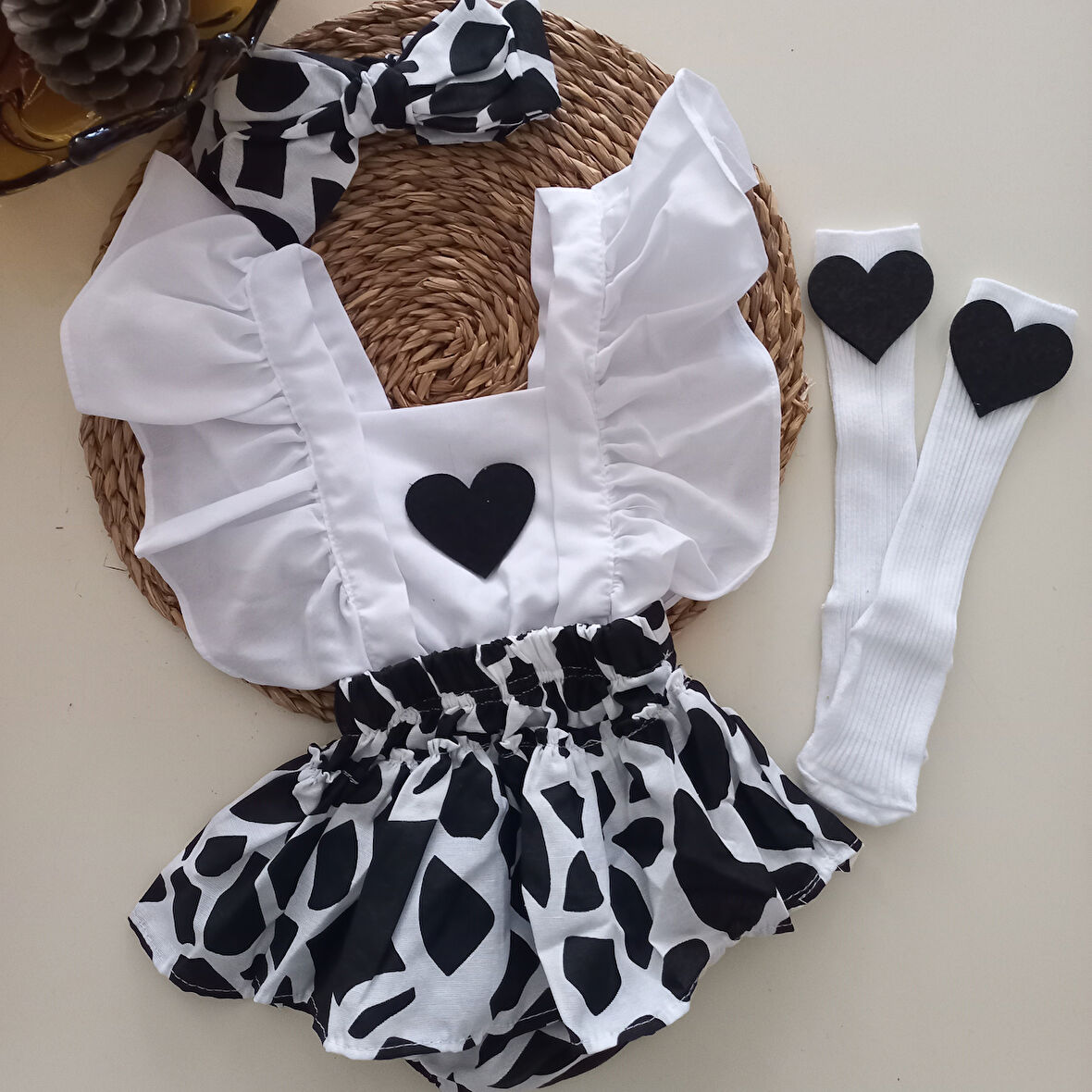 MARS BABY Kız Bebek Siyah Beyaz Zebra Desenli Fırfırlı Salopet Bandana Kalp Beyaz Çorap Takım