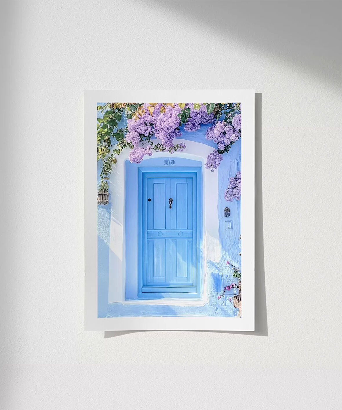 Çerçevesiz Poster Çiçeklerin Ardındaki Kapı