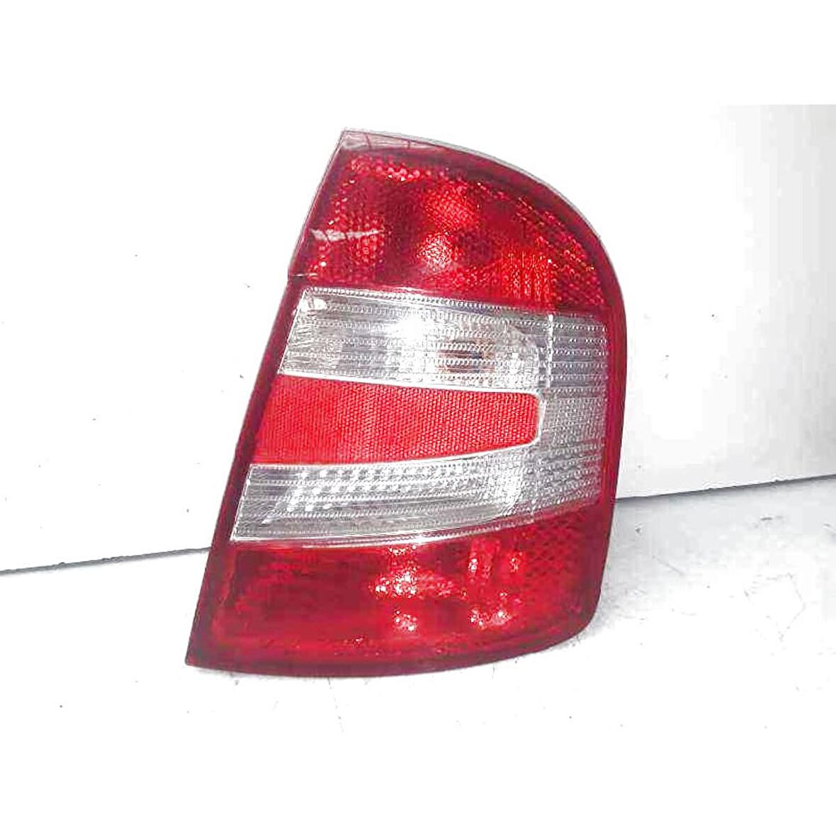 DEPO STOP LAMBASI SAĞ SKODA FABIA 99-04 - 6Y6945112B