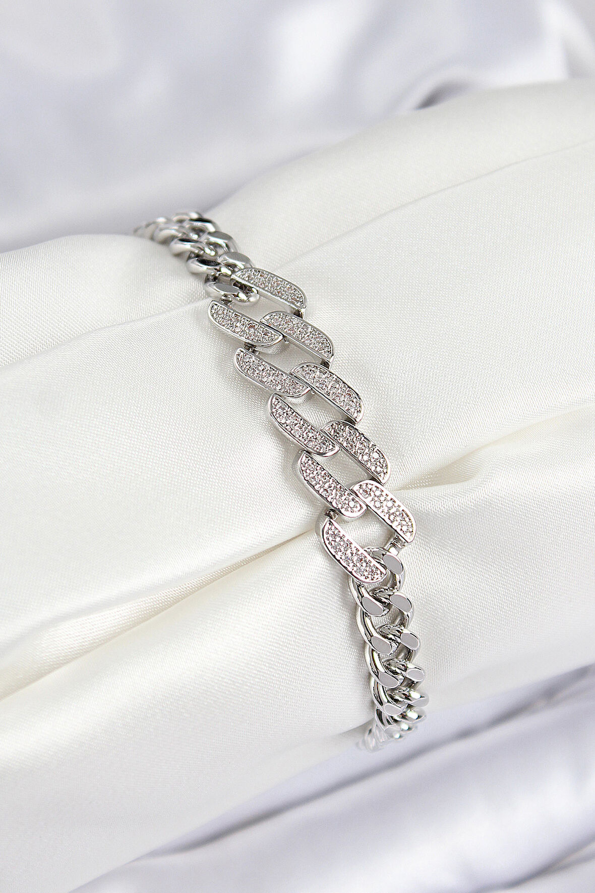 Pirinç Zirkon Taşlı Ezme Küba Zincir Model Gümüş Renk Kadın Bileklik - TJ-BB7550