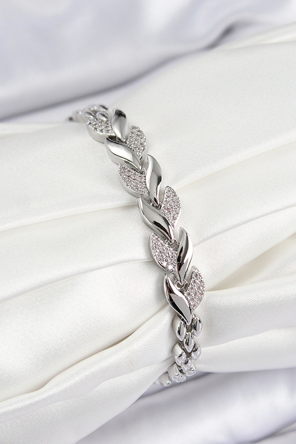 Pirinç Zirkon Taşlı Balık Kuyruğu Model Gümüş Renk Kadın Bileklik - TJ-BB7530