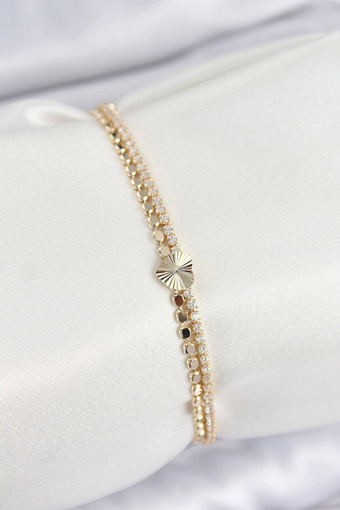 Pirinç Zirkon Taşlı Ezme Zincirli Kalp Model Gold Renk Kadın Bilekilk - TJ-BB7654