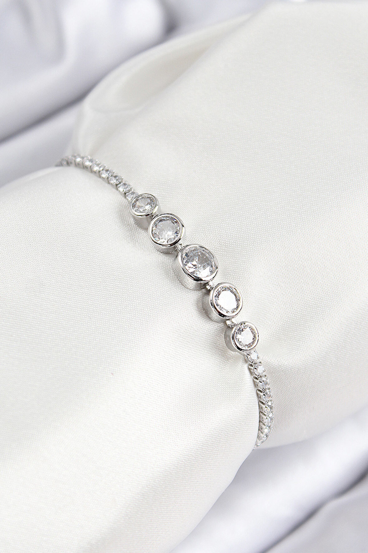 Pirinç Zirkon Taşlı Sıralı Daire Model Gümüş Renk Asansörlü Kadın Bileklik - TJ-BB7718