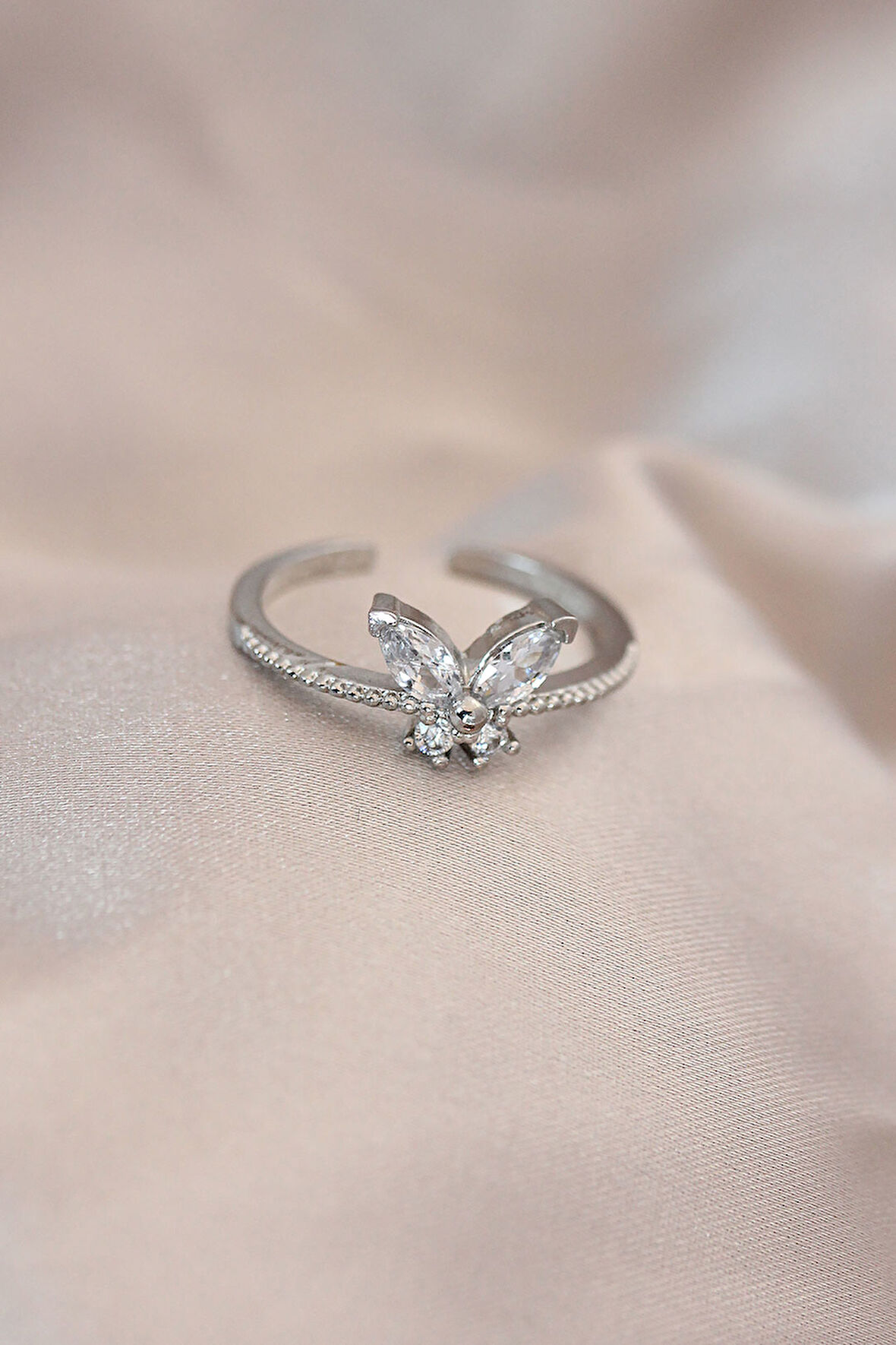 Ayarlamalı Gümüş Renk Metal Zirkon Taş ve Kristal Taşlı Kelebek Model Yüzük - TJ-BYK2052