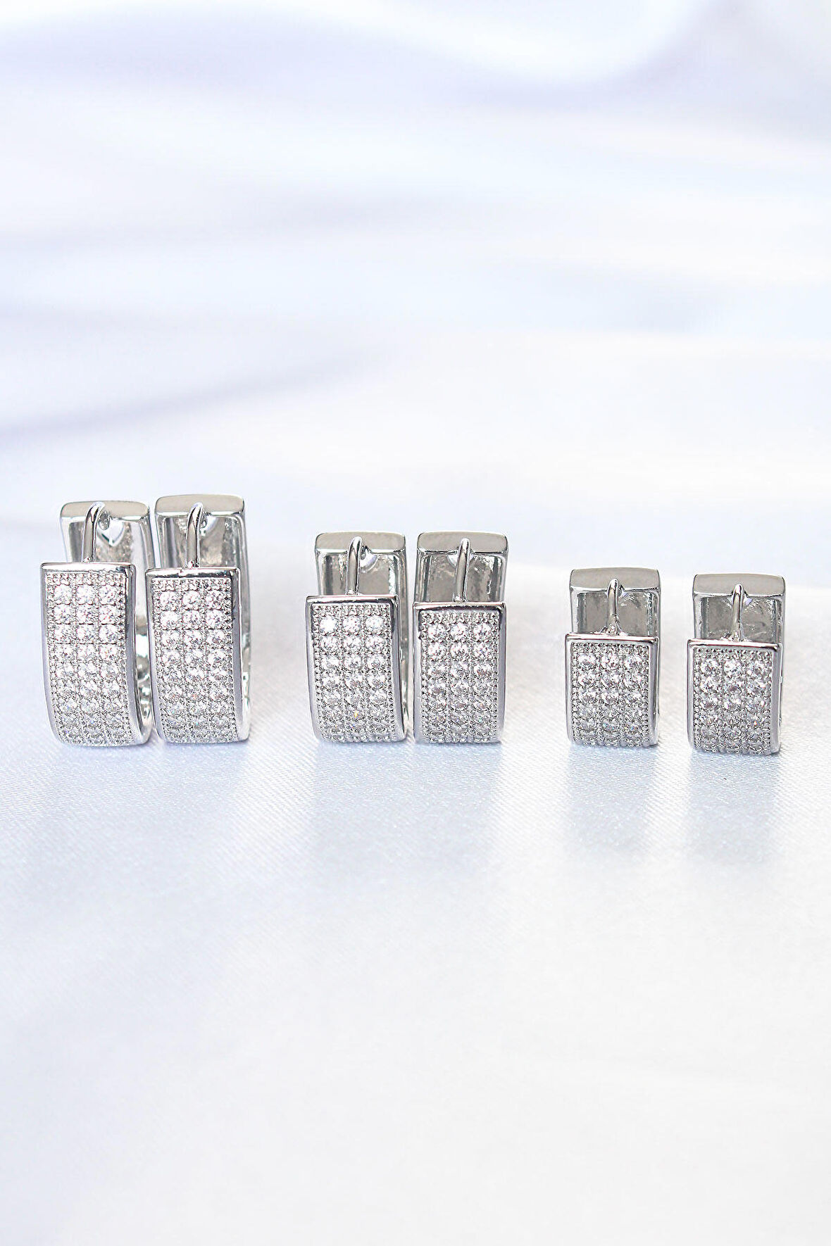 Pirinç Taşlı Gümüş Renk Oval Çoklu Küpe - TJ-BKP8836