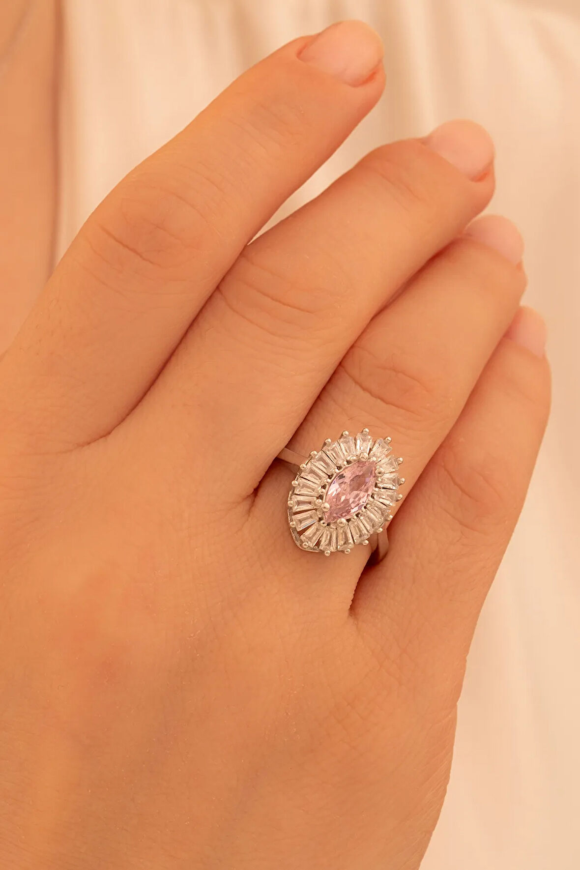 Kadın Gümüş Yüzük - Mekik Model Pembe Zirkon Taşlı Baget Süslemeli Rodyumlu Kadın Yüzük