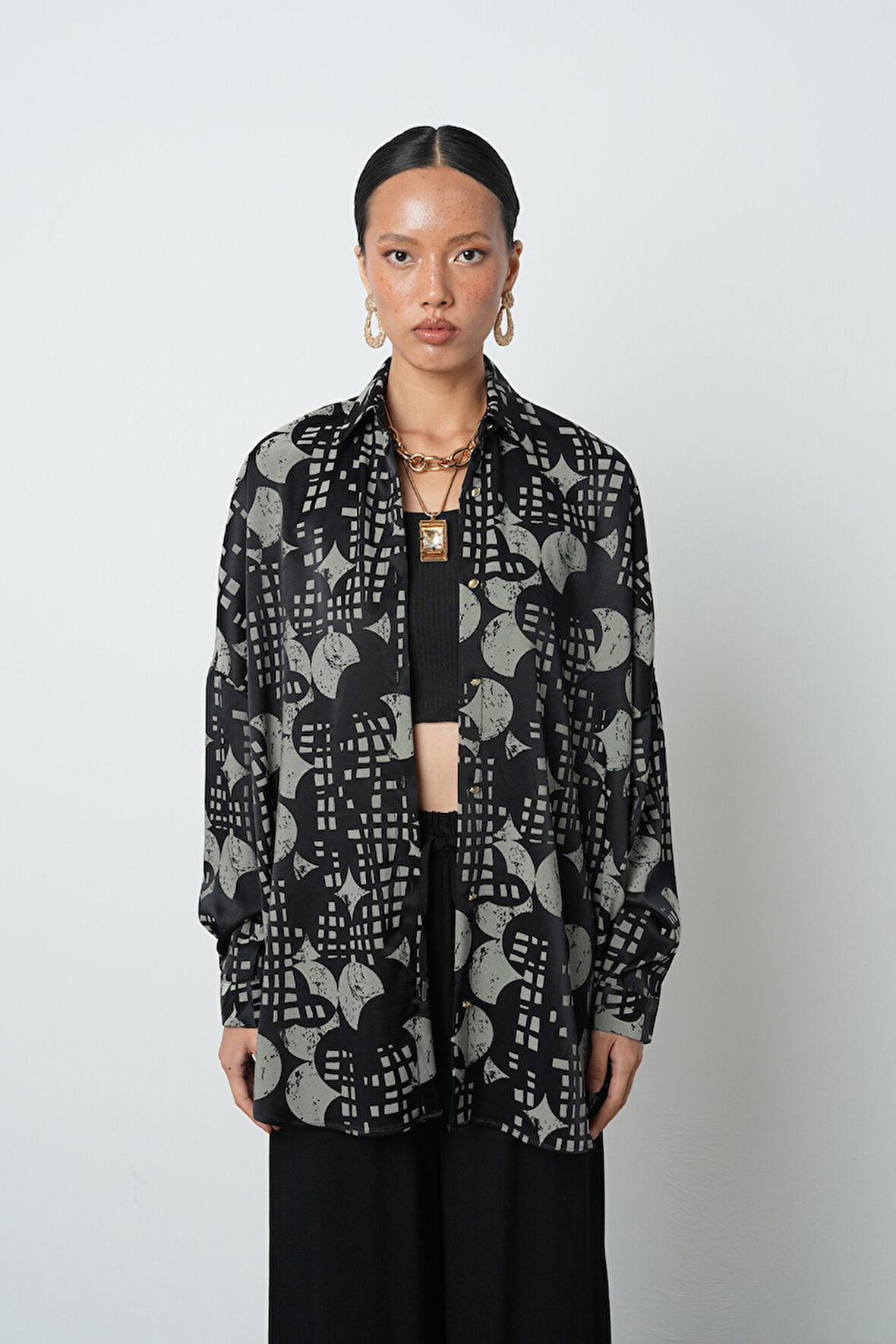 Kadın Siyah Renk Karışık Desenli Oversize Kesim Tesettür Gömlek