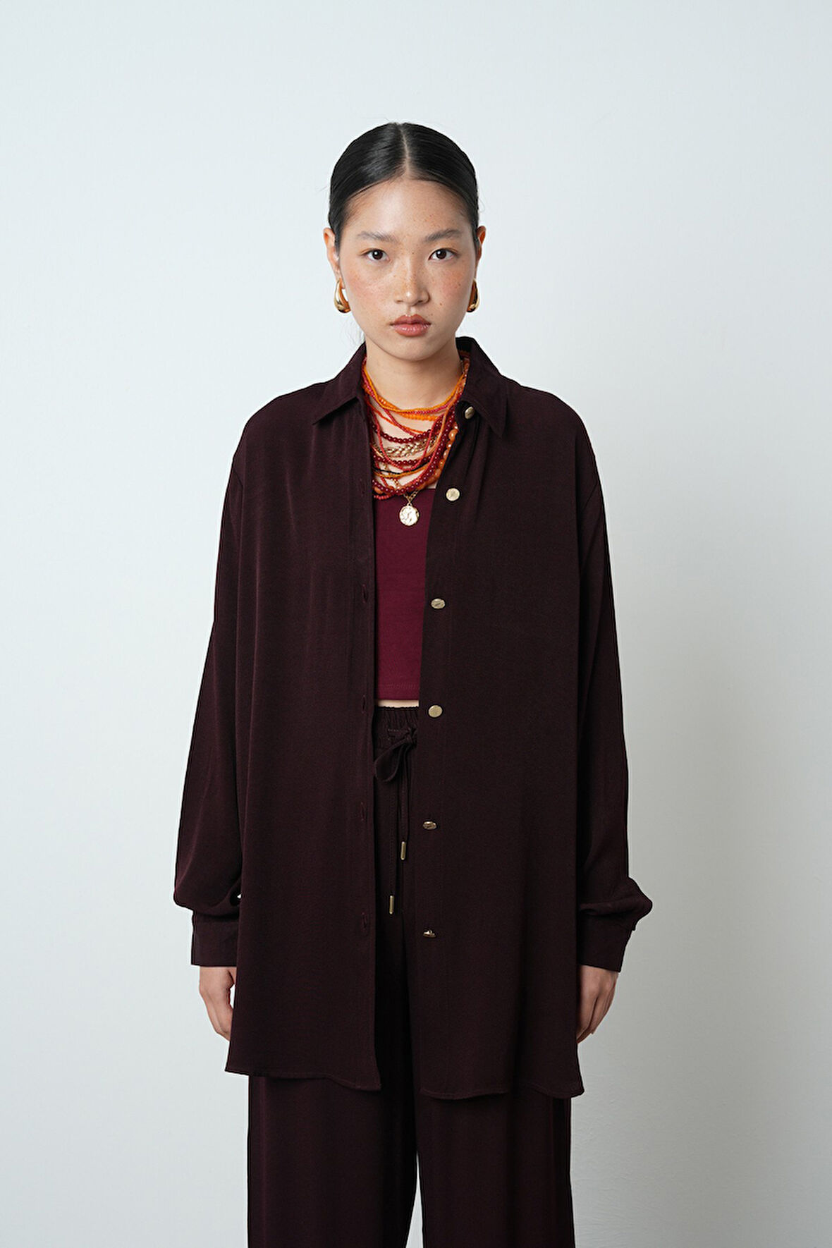 Kadın Düz Renk Altın Düğme Detaylı Oversize Kesim Gömlek