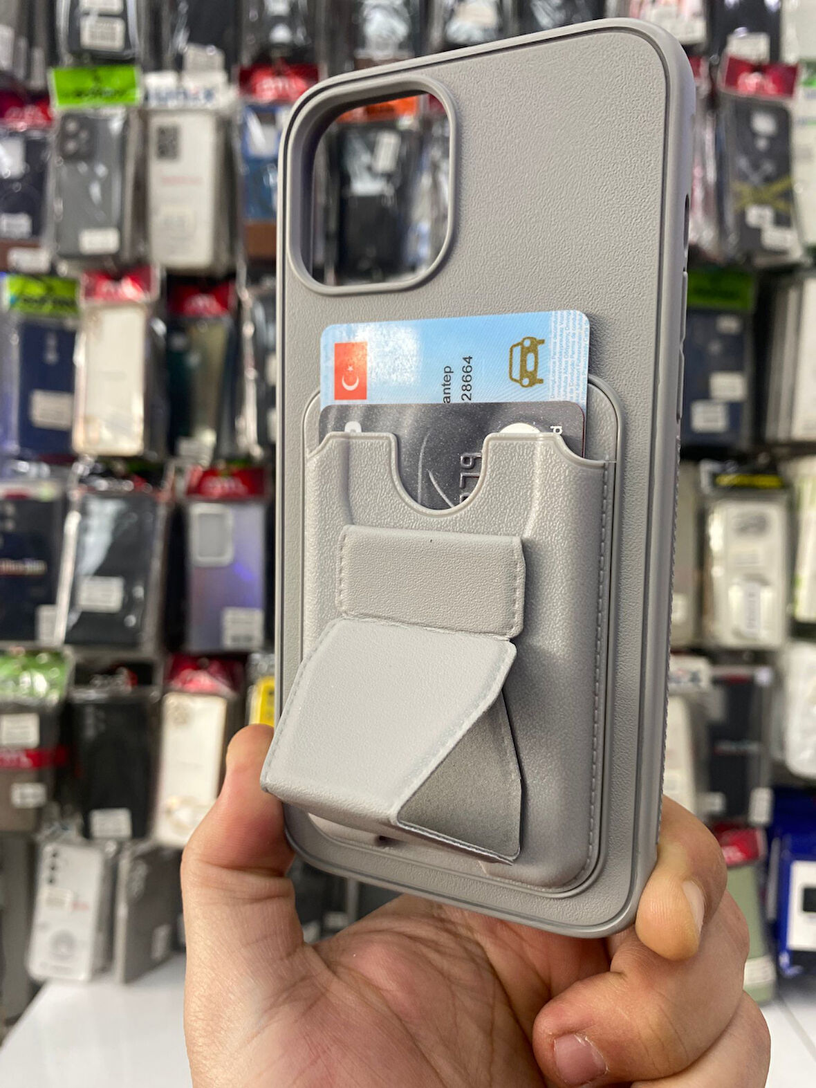 İPHONE 15 PRO MAX UYUMLU AÇILIR STANDLI KARTLIKLI SERT DERİ KILIF GRİ