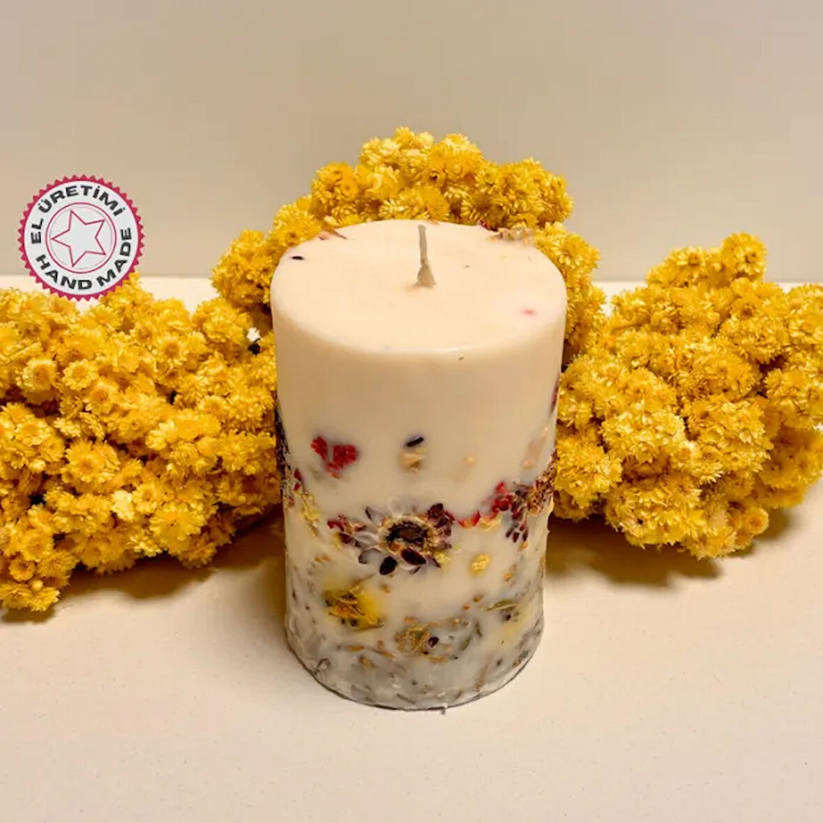 Uretti - Zekiye 1389 - El Yapımı Çiçek Desenli  Pamuk Fitilli Kokulu Soya Mum 11cm - Beyaz