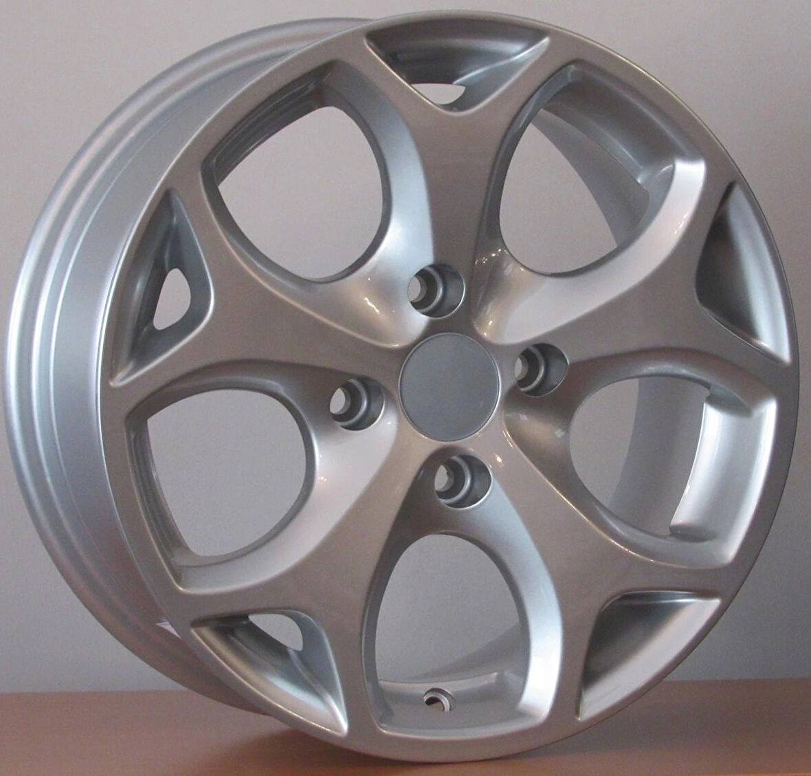 FORD FİESTA UYUMLU JANT F115 6.5X15 4X108 ET-35 63.4 SİLVER (4 ADET)