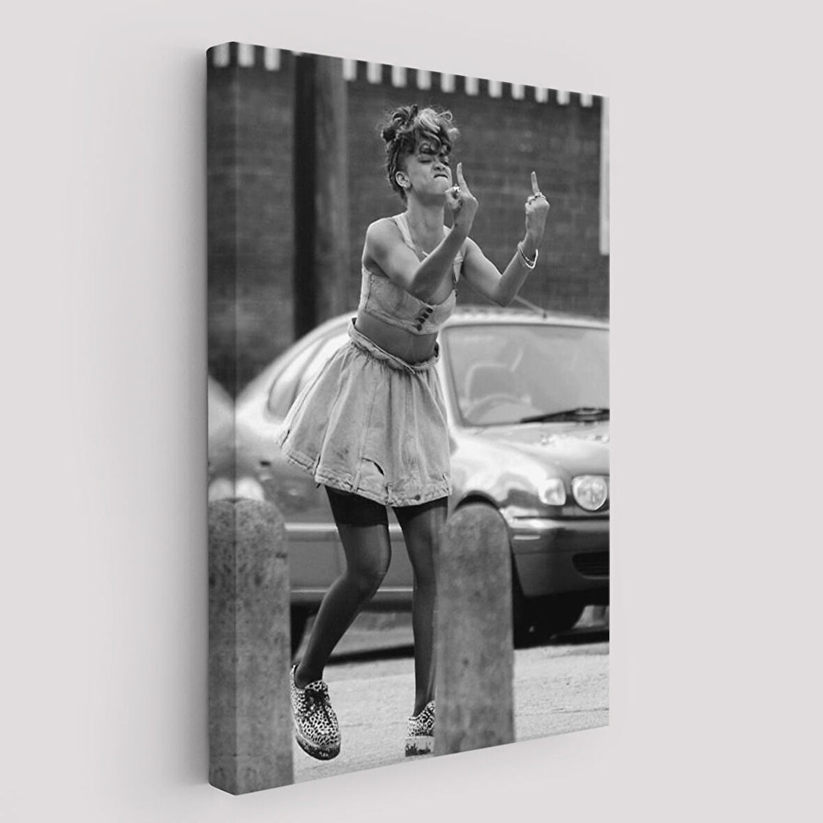 Rihanna Orta Parmak İşareti Tablosu, Fuck You-6337