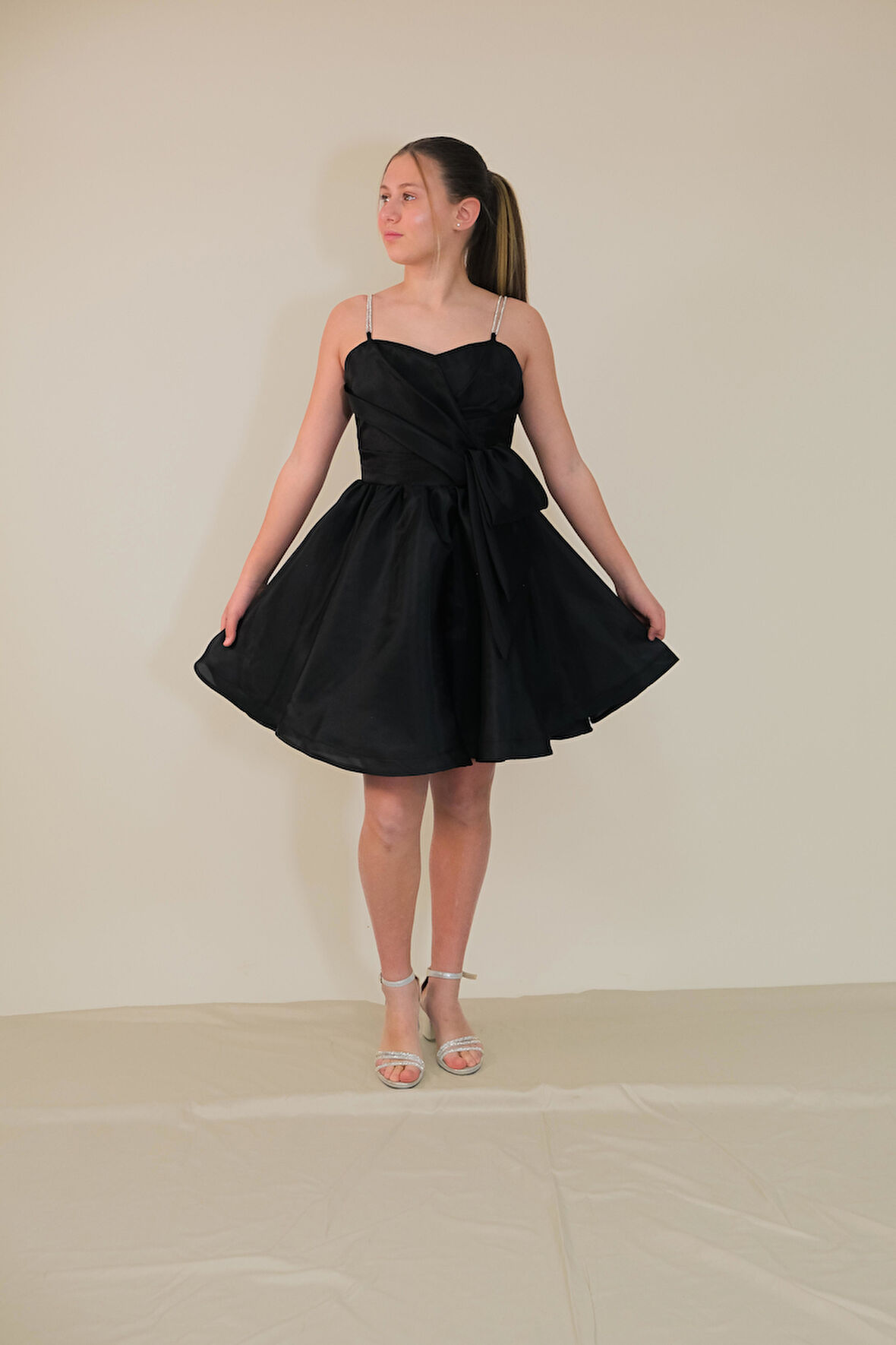 Kız Çocuk Abiye Siyah Taş Kordon Askılı Kalp Yaka  Kısa Yandan Kendinden Kuşak Detaylı  Şifon Abiye Elbise 10-15 Yaş