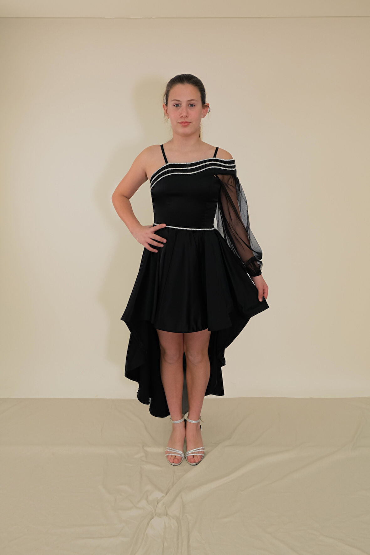 Kız Çocuk Abiye Siyah Saten Kuyruklu Yaka Şerit Taşlı Tek Kol Çıkabilen Tül Abiye Elbise 10-15 Yaş