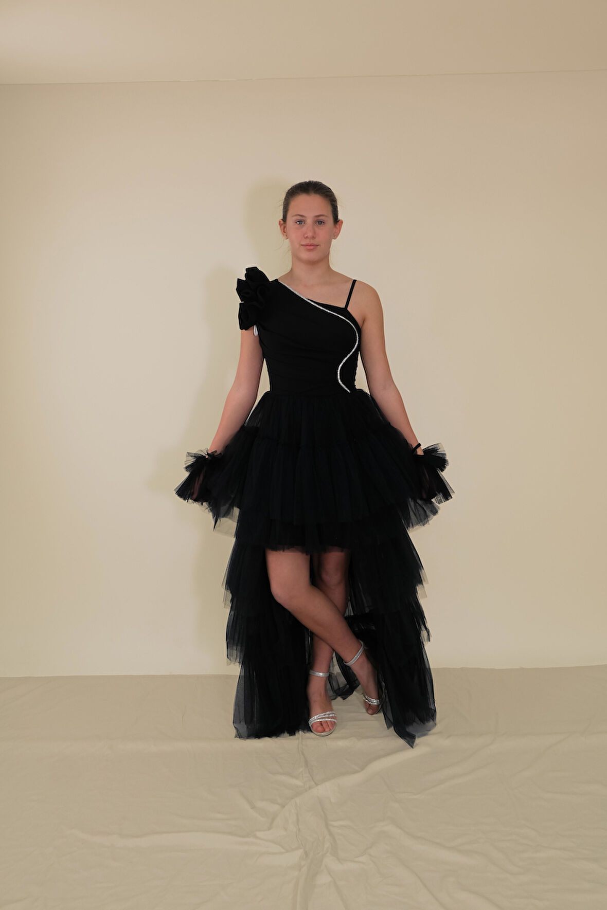 Kız Çocuk Abiye Siyah Önü Kısa Kuyruklu Tek Omuz Farbalı Şerit Taş Detaylı Eldivenli Abiye Elbise 10-15 Yaş