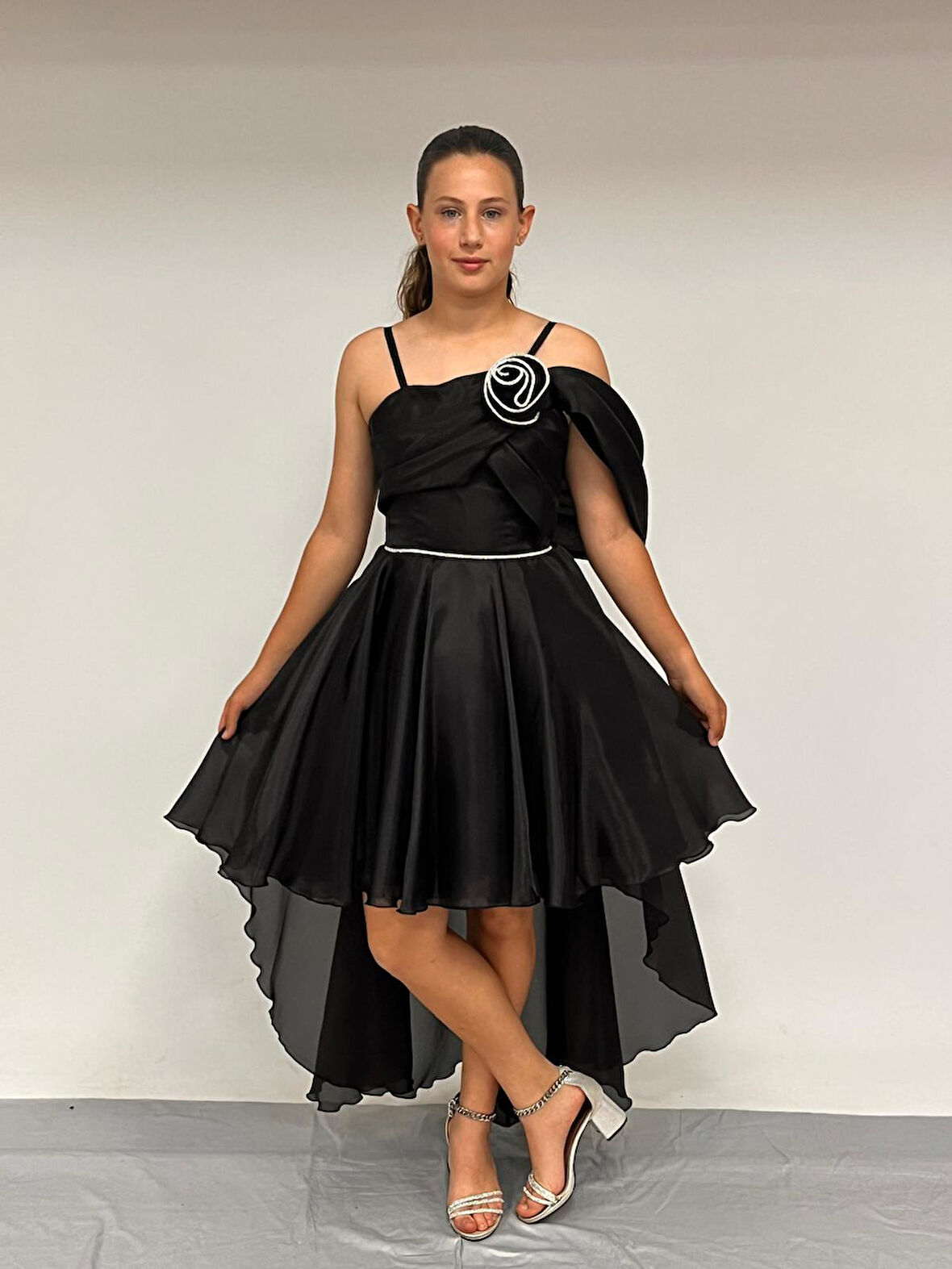 Kız Çocuk Abiye Askılı Siyah Tek Omuz Gül Detaylı Kuyruklu Şifon  Abiye Elbise 10-15 Yaş