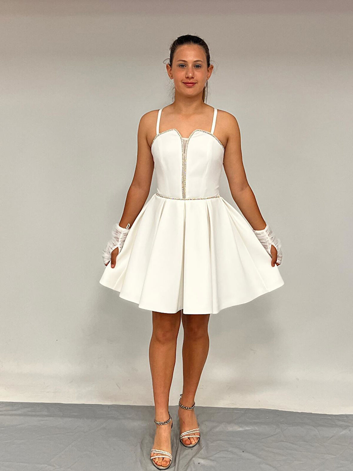 Kız Çocuk Abiye Ekru Krep Kumaş  Askılı Kordon Taş Detaylı İllüzyon YakaTül Eldivenli  Abiye Elbise 10-15 Yaş