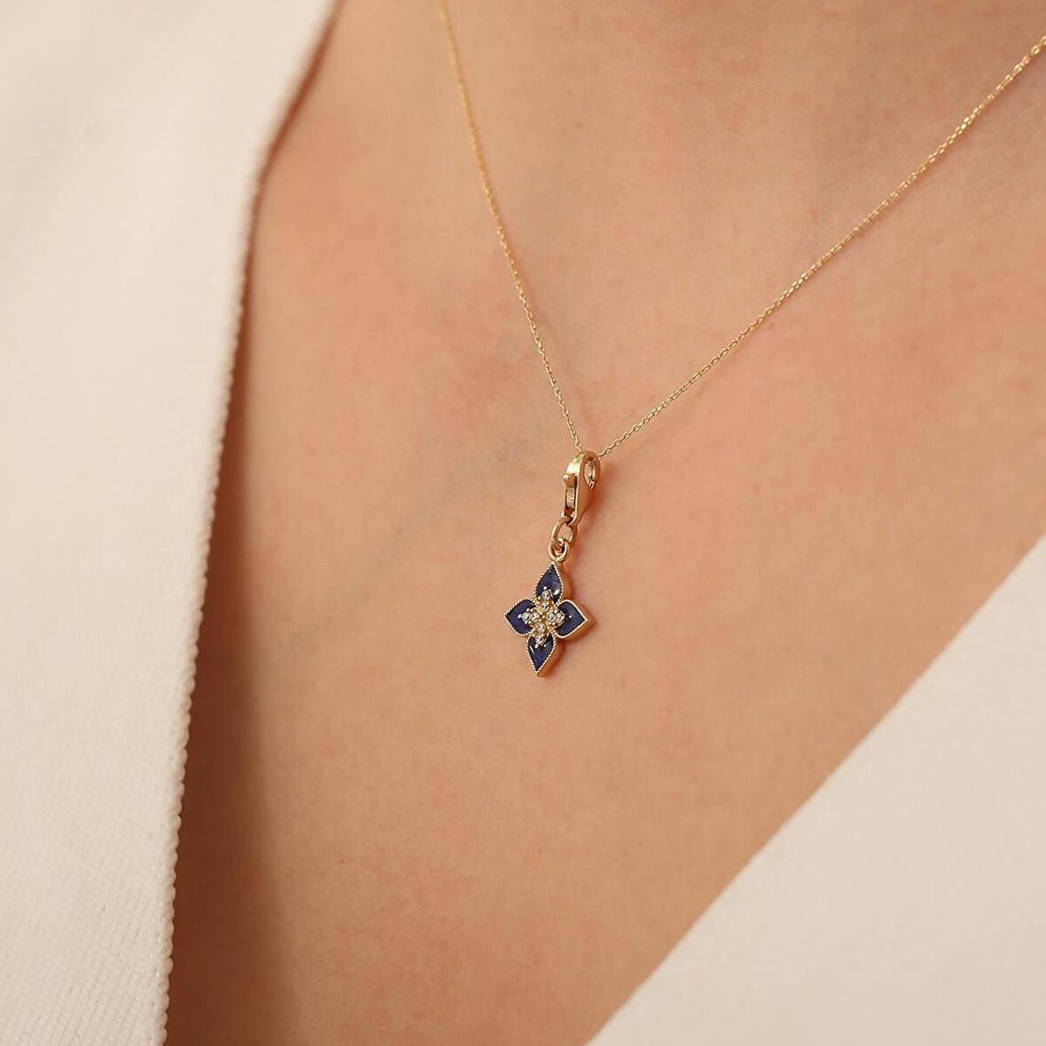 14 Ayar Altin Lacivert Lotus Çiçeği Kolye