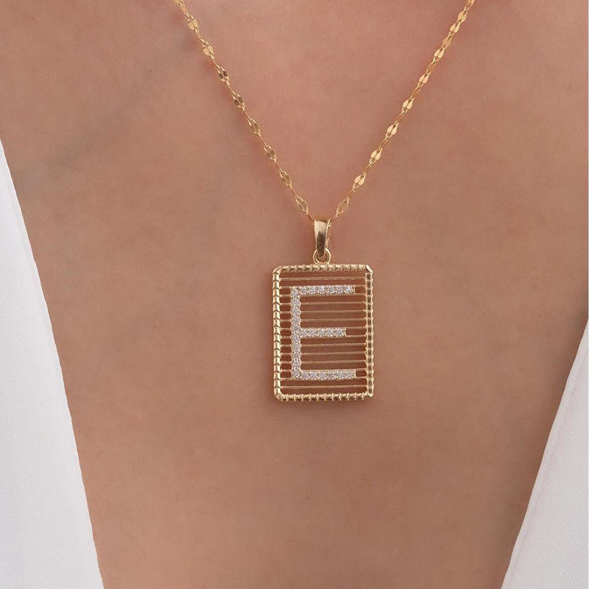 14 Ayar Altın Taşlı Telli E Harf Kolye