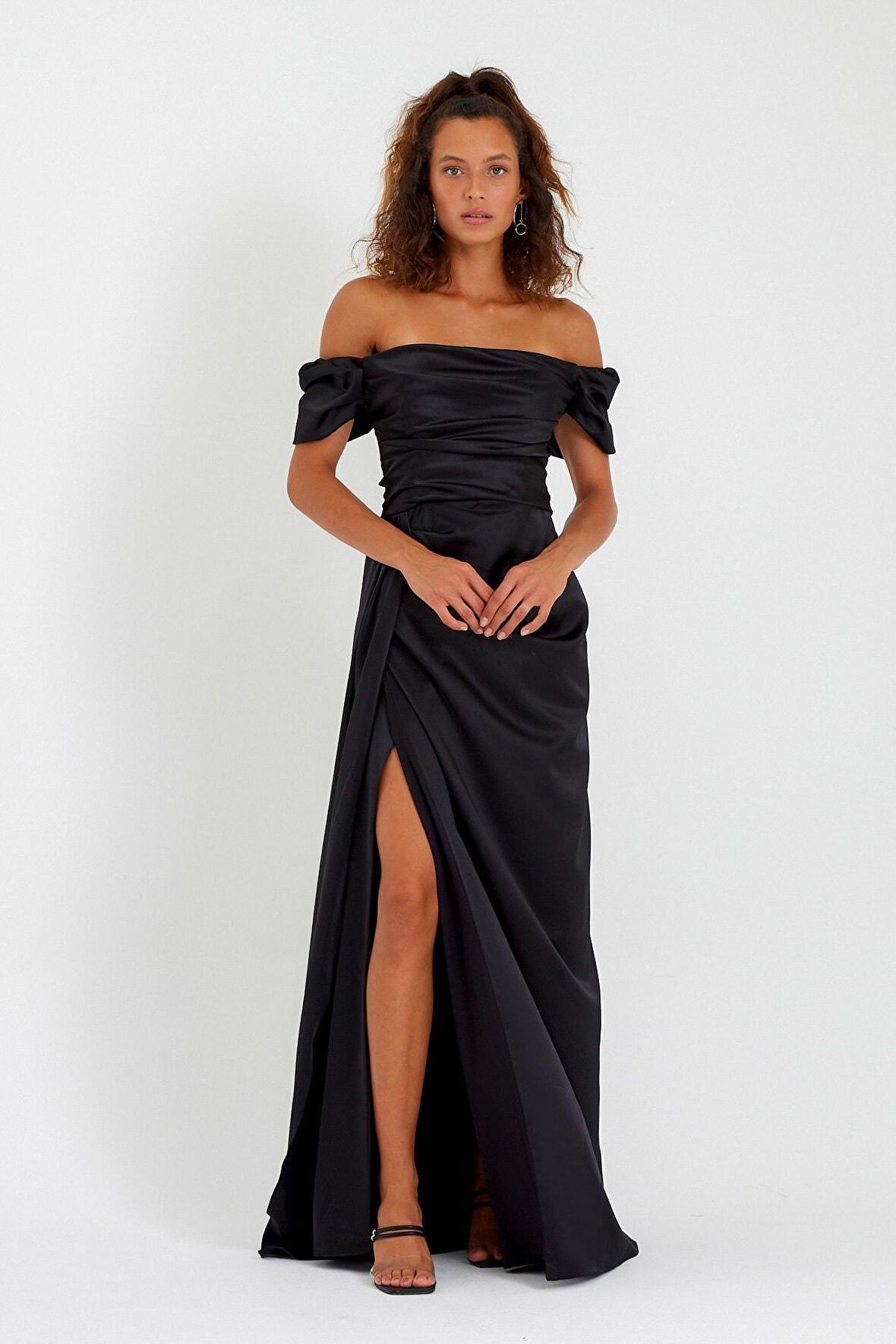 Kadın Siyah Kayık Yaka Kuyruklu Uzun Saten Abiye & Mezuniyet Elbisesi