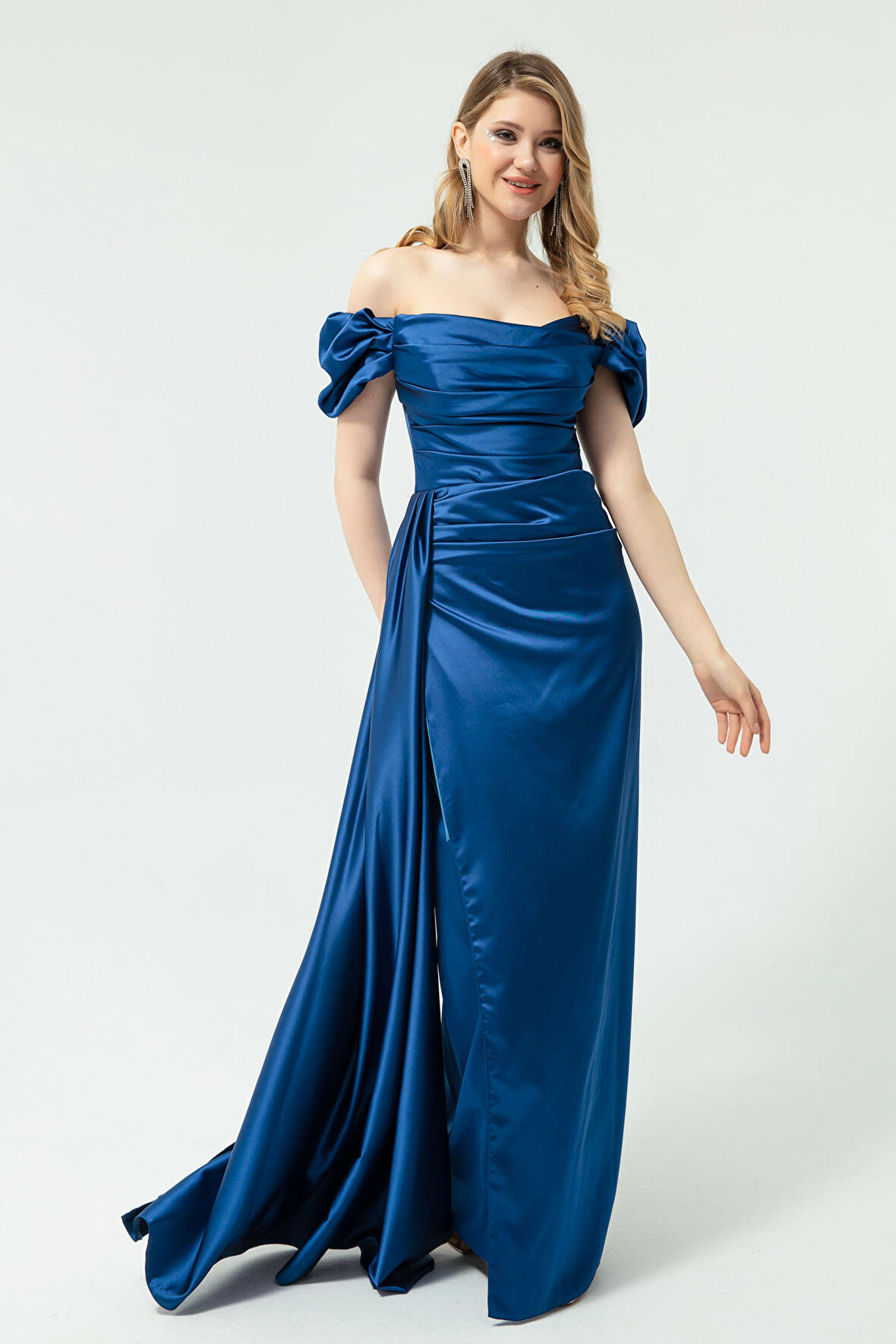 Kadın İndigo Kayık Yaka Kuyruklu Uzun Saten Abiye & Mezuniyet Elbisesi