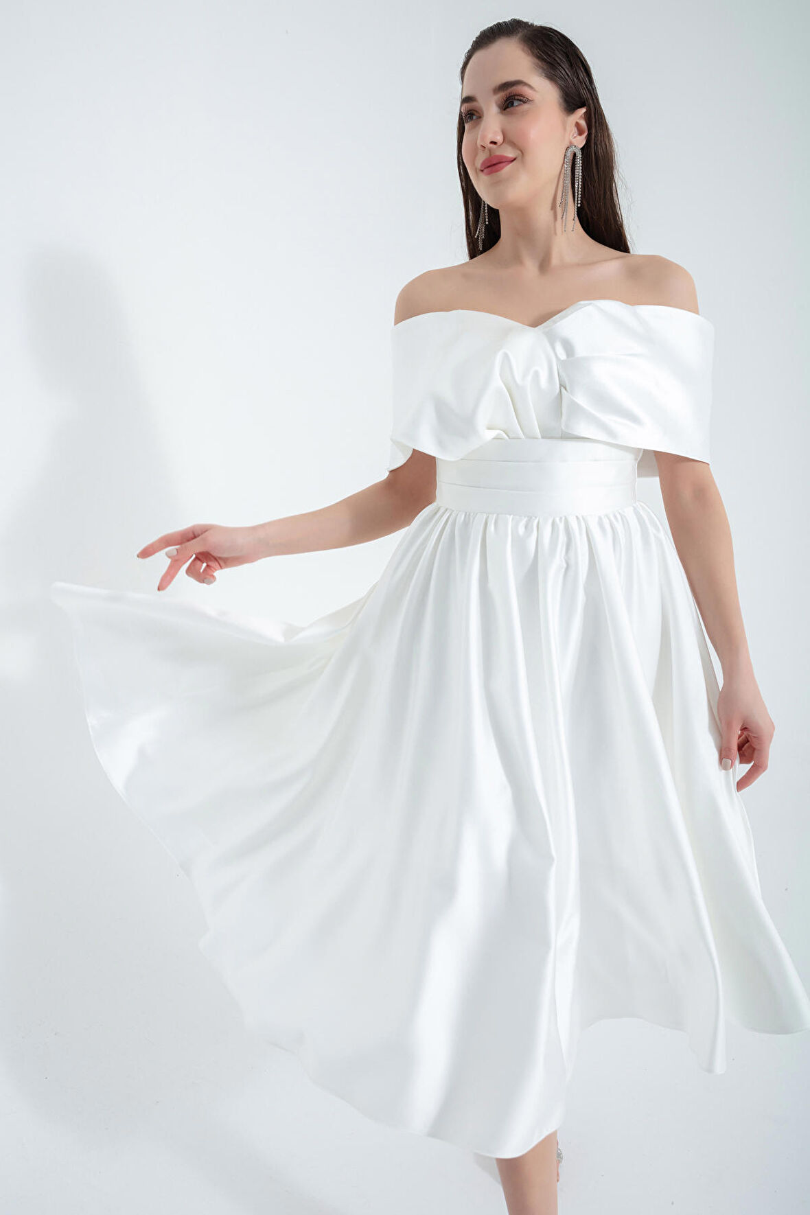 Kadın Beyaz Kayık Yaka Kloş Midi Saten Abiye Elbise