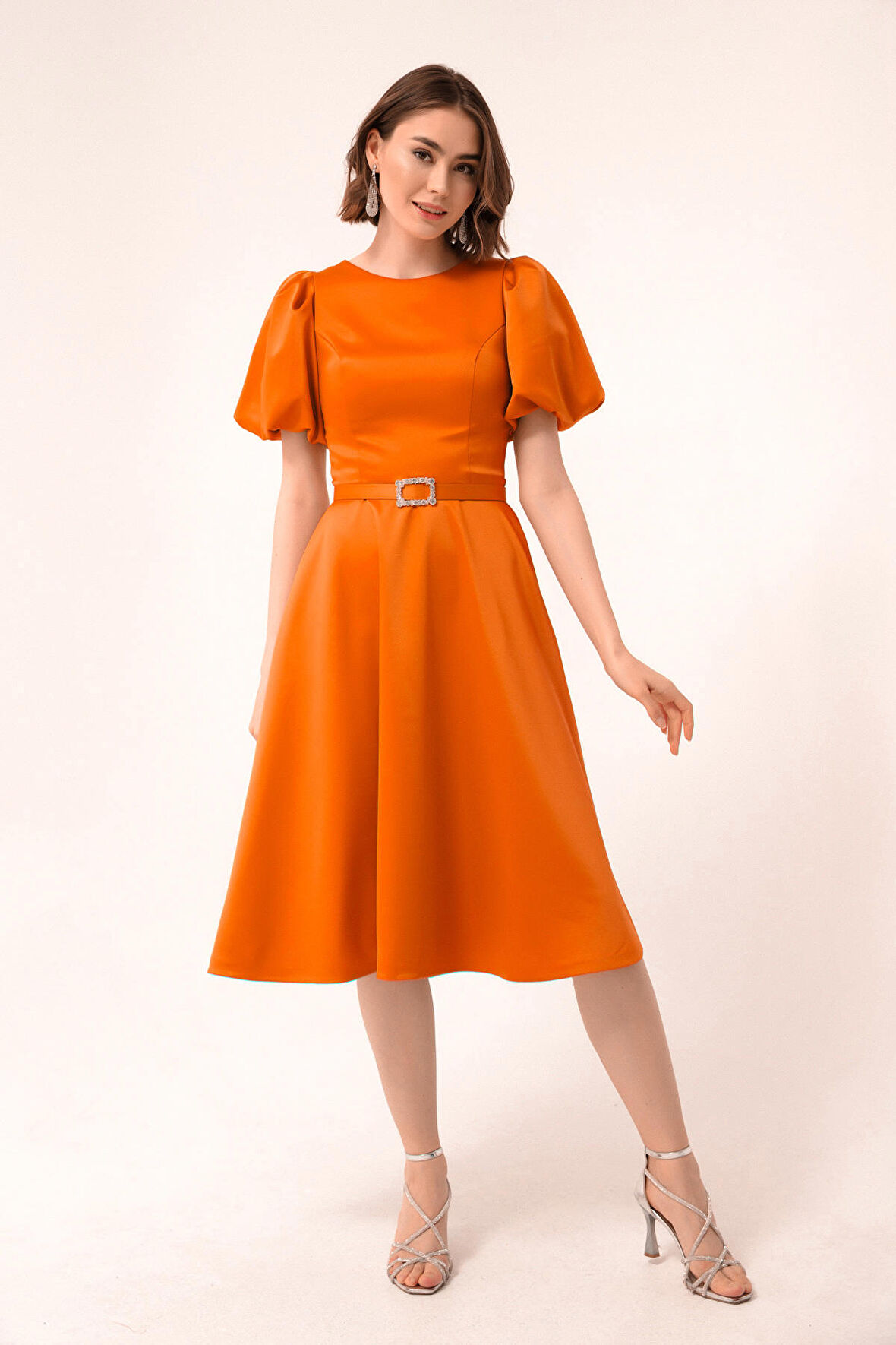 Kadın Turuncu Balon Kollu Taşlı Kemerli Mini Saten Abiye Elbise