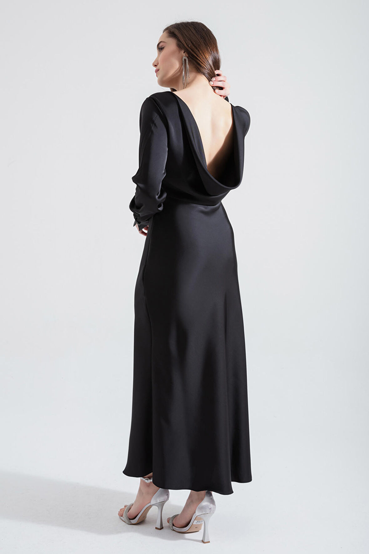 Kadın Siyah Sırt Dekolteli Midi Saten Abiye Elbise