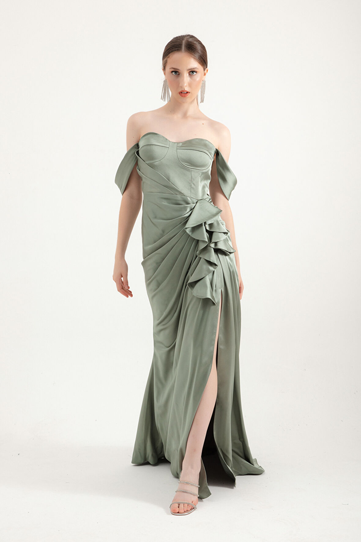 Kadın Mint Yeşili Kalp Yaka Fırfırlı Uzun Saten Abiye Elbise