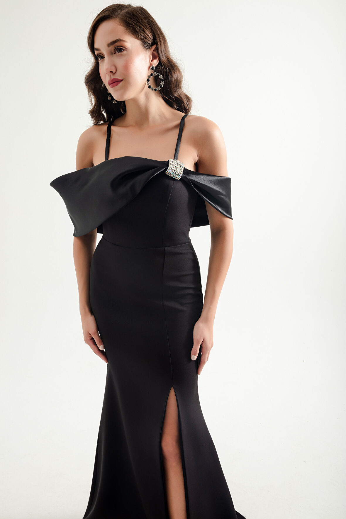 Kadın Siyah Kayık Yaka Taşlı Saten Uzun Abiye Elbise