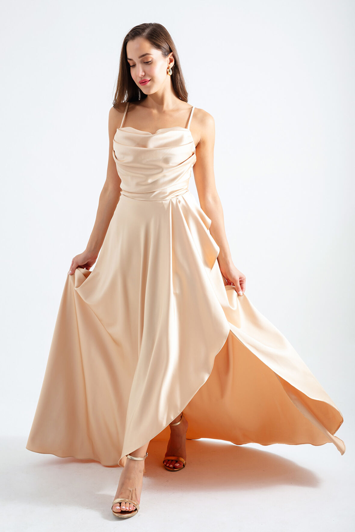 Kadın Gold Volanlı Yırtmaçlı Saten Abiye & Mezuniyet Elbisesi