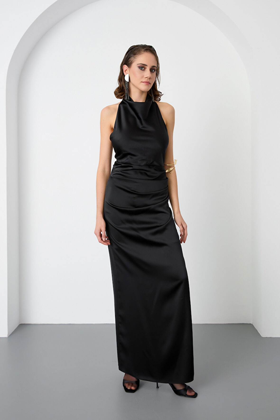 Kadın Siyah Sırt Dekolteli Uzun Saten Abiye Elbise