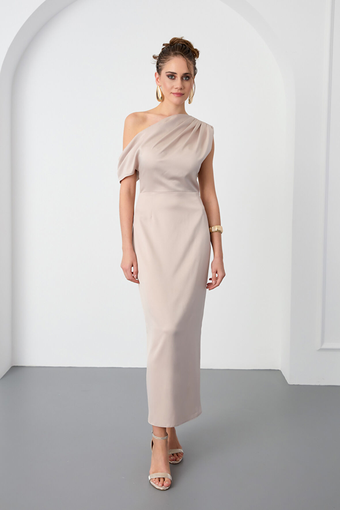 Kadın Bej Degaje Yaka Yırtmaçlı Saten Midi Elbise