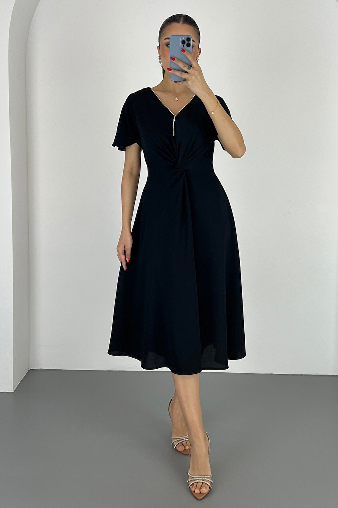 Kadın Siyah V Yaka Taş Detaylı Midi Elbise