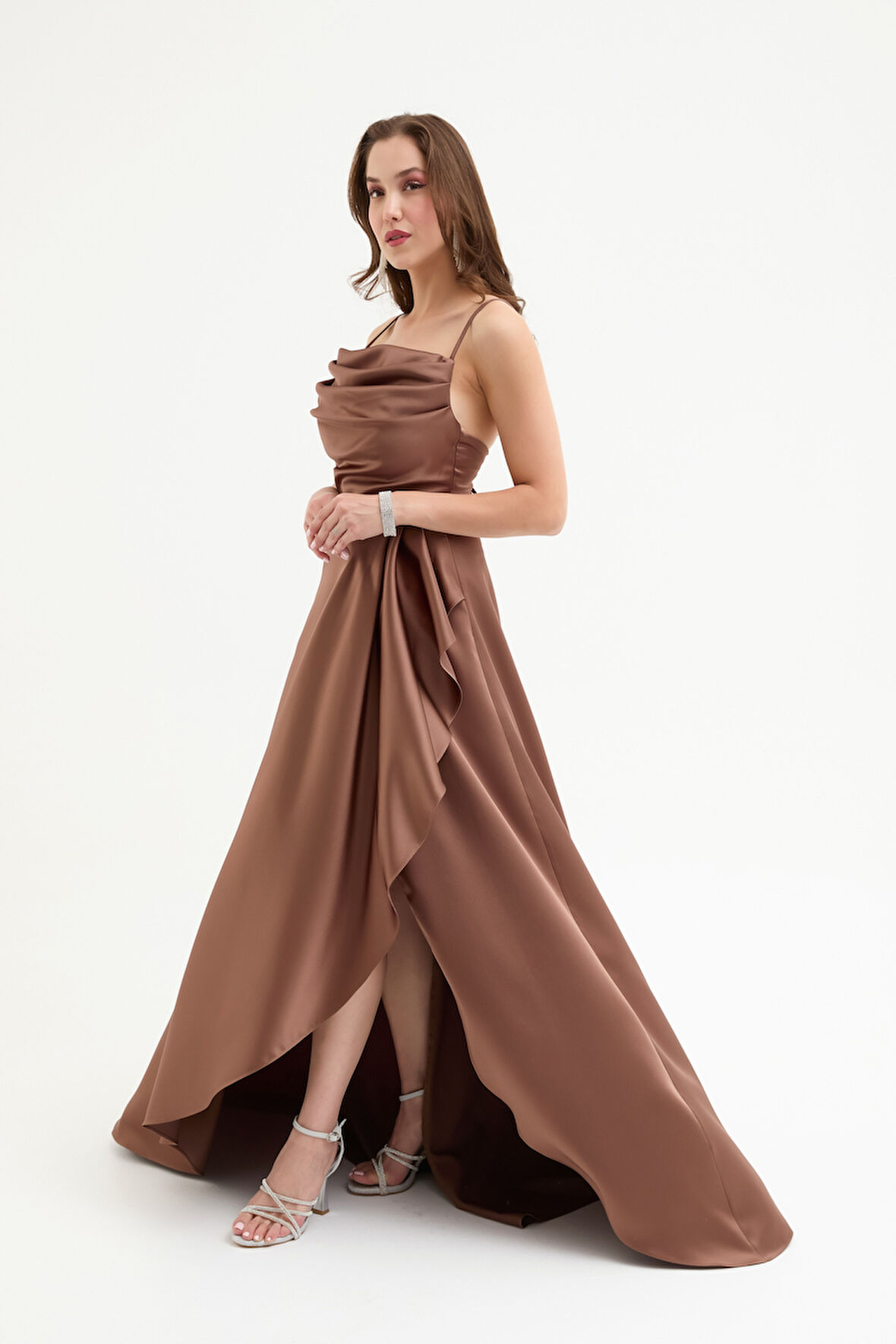 Kadın Kahverengi Volanlı Yırtmaçlı Saten Abiye & Mezuniyet Elbisesi
