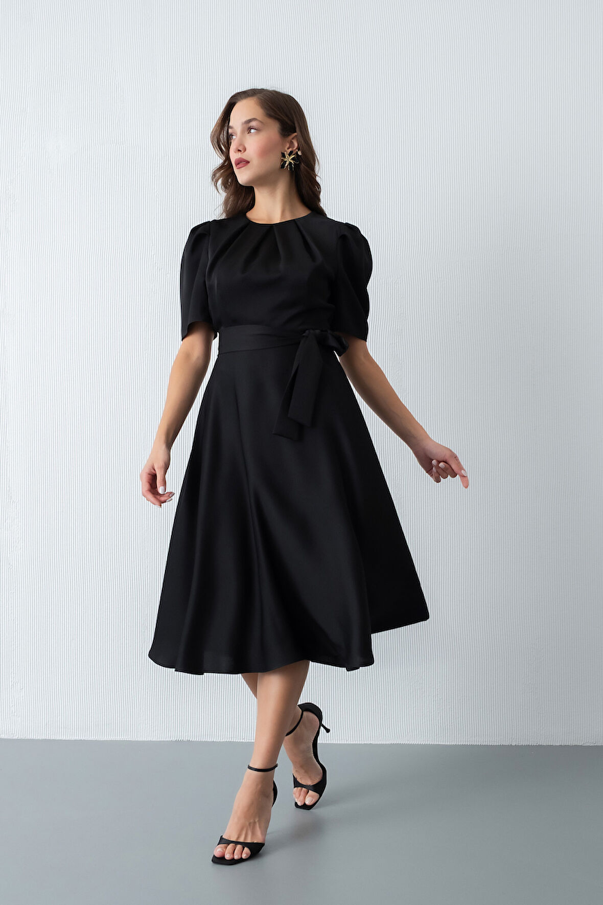 Kadın Siyah Balon Kol Midi Saten Elbise