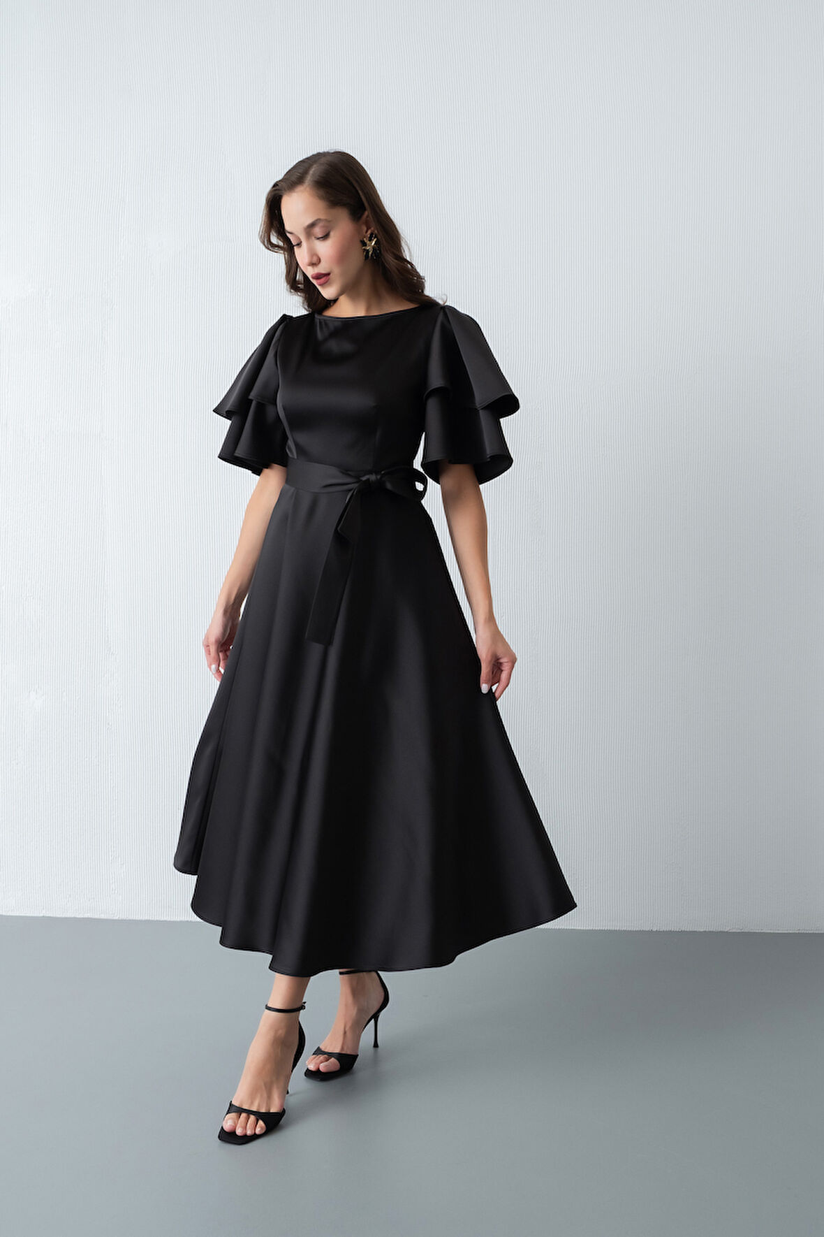 Kadın Siyah Kısa Kol Fiyonklu Midi Saten Elbise