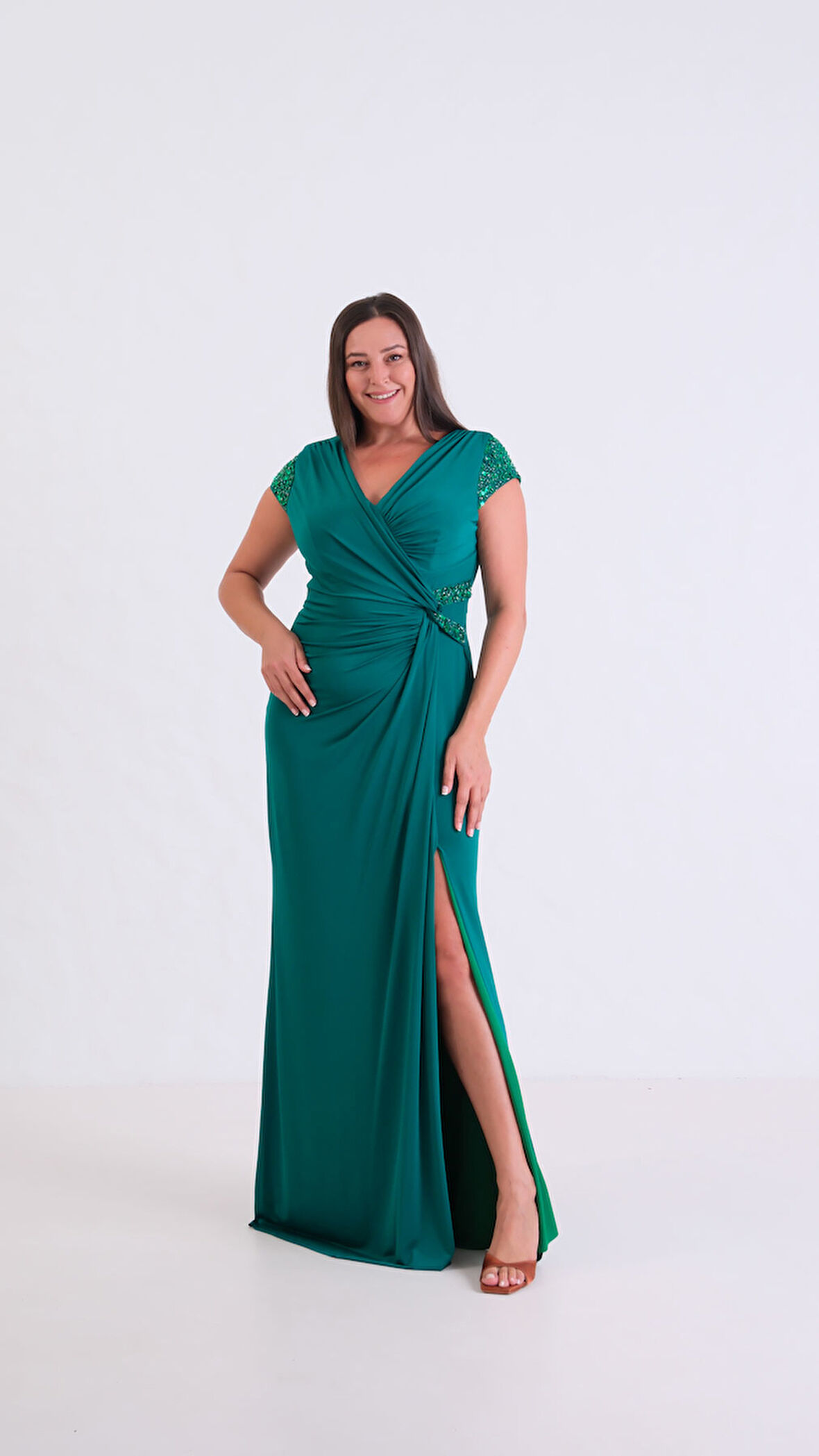 Kadın Zümrüt Yeşili Kruvaze Yaka Boncuklu Büyük Beden Uzun Abiye Elbise